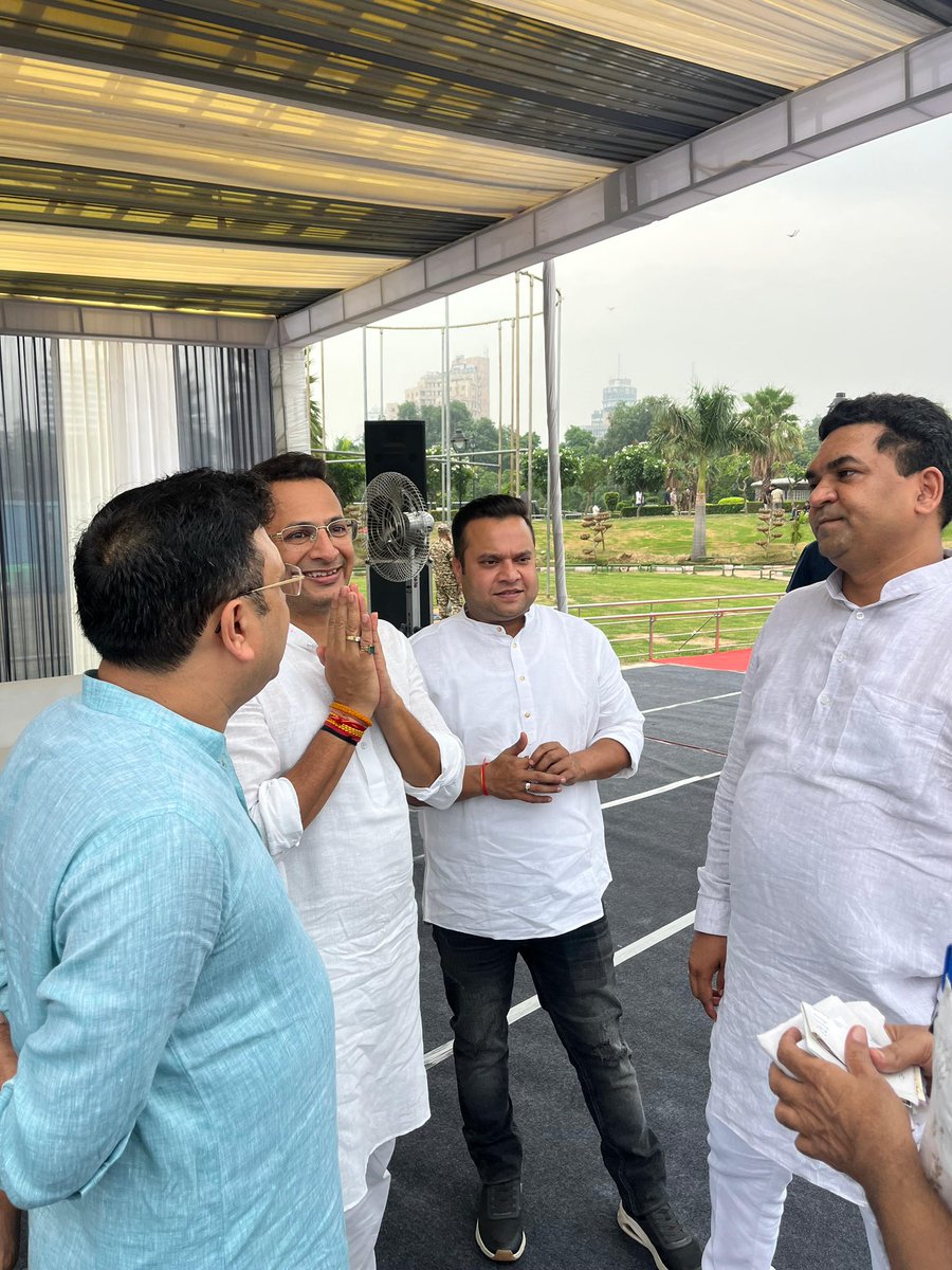 PuneetSharmaMCD's tweet photo. आपातकाल के 50 वर्ष पूरे होने पर दिल्ली सरकार ने सेंट्रल पार्क, CP में प्रदर्शनी आयोजित की। केंद्रीय मंत्री श्री @mlkhattar जी व CM श्रीमती @gupta_rekha जी ने उद्घाटन किया। प्रदेश अध्यक्ष श्री @Virend_Sachdeva जी सहित वरिष्ठ नेता उपस्थित रहे।

 #Emergency50Years #आपातकाल https://t.co/xZ9f1JWjrl