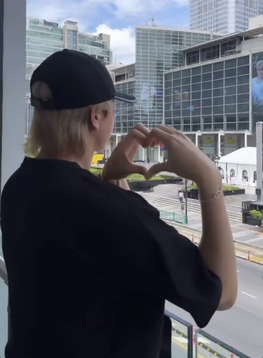 lasimoek's tweet photo. Aaaaaaaaaaaa Smart Happy and almost crying to see the fan project SmartBoom he misses them as much as we miss them🥹❤️❤️🩹 Always #SmartBoom
#smartcsnp #smartchisanupong #BXXMRVW #TopFormTheSeries #TopFormForever https://t.co/rbvxgCFKYu