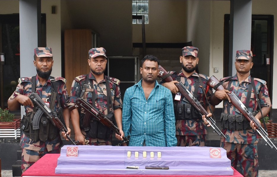 যশোরে ৫টি স্বর্ণের বারসহ পাচারকারী আটক