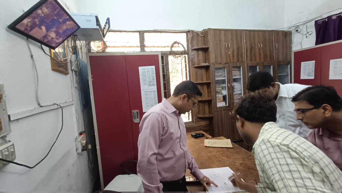 Saran_dm's tweet photo. #observationhome #inspection #DM #saran #chapra @DoSWBihar
@IPRDBihar
जिलाधिकारी सारण श्री अमन समीर द्वारा आज समाज कल्याण विभाग, बिहार द्वारा सारण जिले में संचालित बाल पर्यवेक्षण गृह का निरीक्षण किया गया।
निरीक्षण के दौरान जिलाधिकारी द्वारा उक्त भवन के जीर्णोद्धार कार्य का निरीक्षण किया गया तथा संतोष व्यक्त व्यक्त करते हुए कार्यपालक अभियंता, स्थानीय क्षेत्र अभियंत्रण संगठन, छपरा 1 को सुरक्षा के दृष्टिकोण से उक्त भवन के जीर्णोद्धार कार्य में तेजी लाते हुए गुणवत्तापूर्ण सामग्रियों का उपयोग कर एक सप्ताह के अंदर सभी मरम्मति कार्य पूर्ण करने का निदेश दिया गया। साथ ही सहायक निदेशक, बाल संरक्षण इकाई को विद्युत कार्य प्रमंडल से समन्वय स्थापित कर पूरे भवन परिसर में विद्युत वायरिंग के मरम्मति हेतु प्राक्कलन तैयार कराने का निदेश दिया गया ताकि मरम्मति का कार्य कराया जा सके।
निरीक्षण के क्रम में बाल संरक्षण पदाधिकारी, सहायक अभियंता, स्थानीय क्षेत्र अभियंत्रण संगठन छपरा आदि उपस्थित रहे।