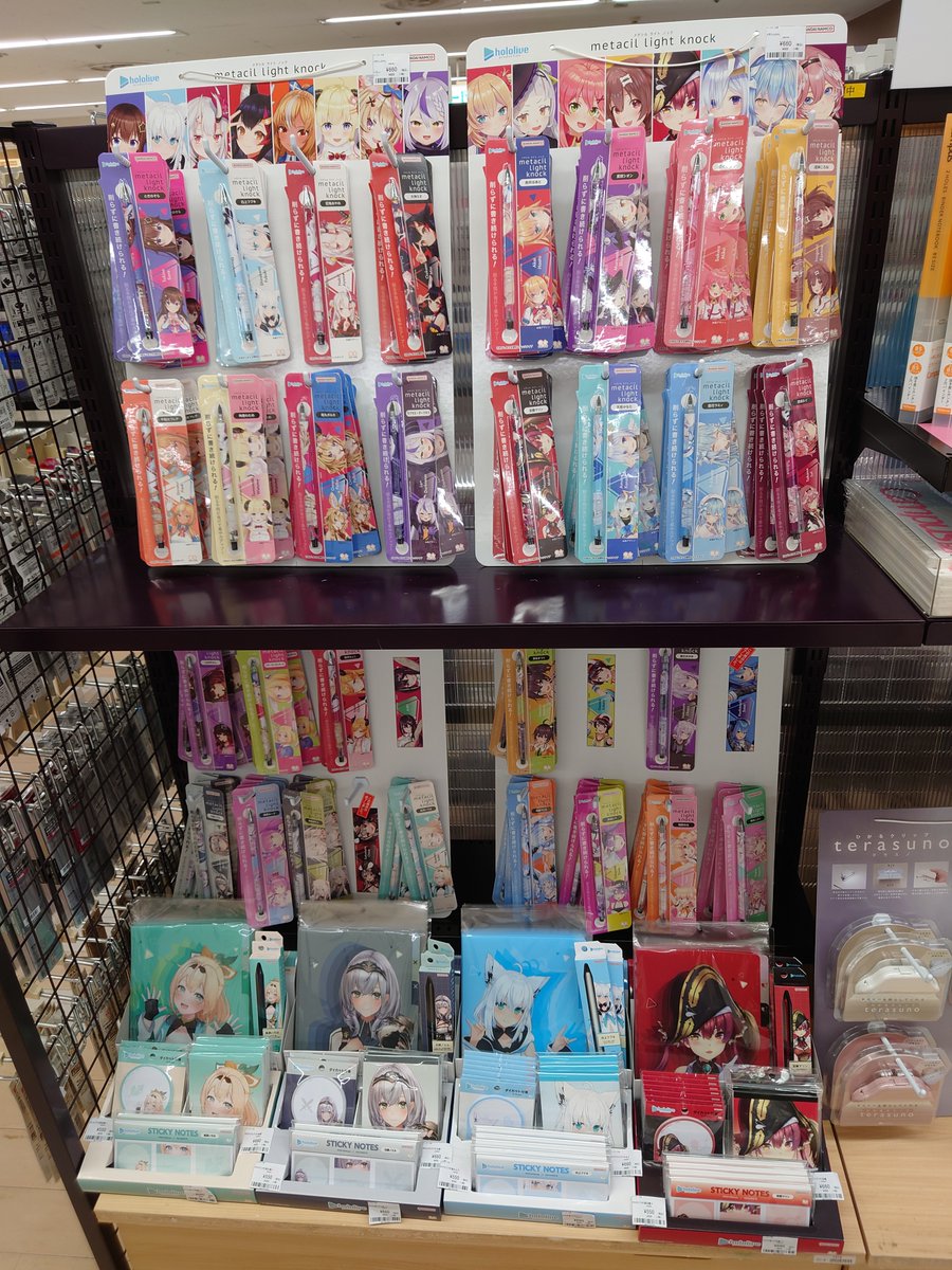 『#ホロライブ文具　メタシル第３・４弾』 

 #サンスター文具×#ホロライブ のメタシルライトノック 第3＆4弾が入荷、絶賛発売中です‼️

文具売場店頭入口付近にて絶賛展開中です🖊️
推しのVTuberの文具を是非、未来屋書店塚口店でゲットしてください🐱