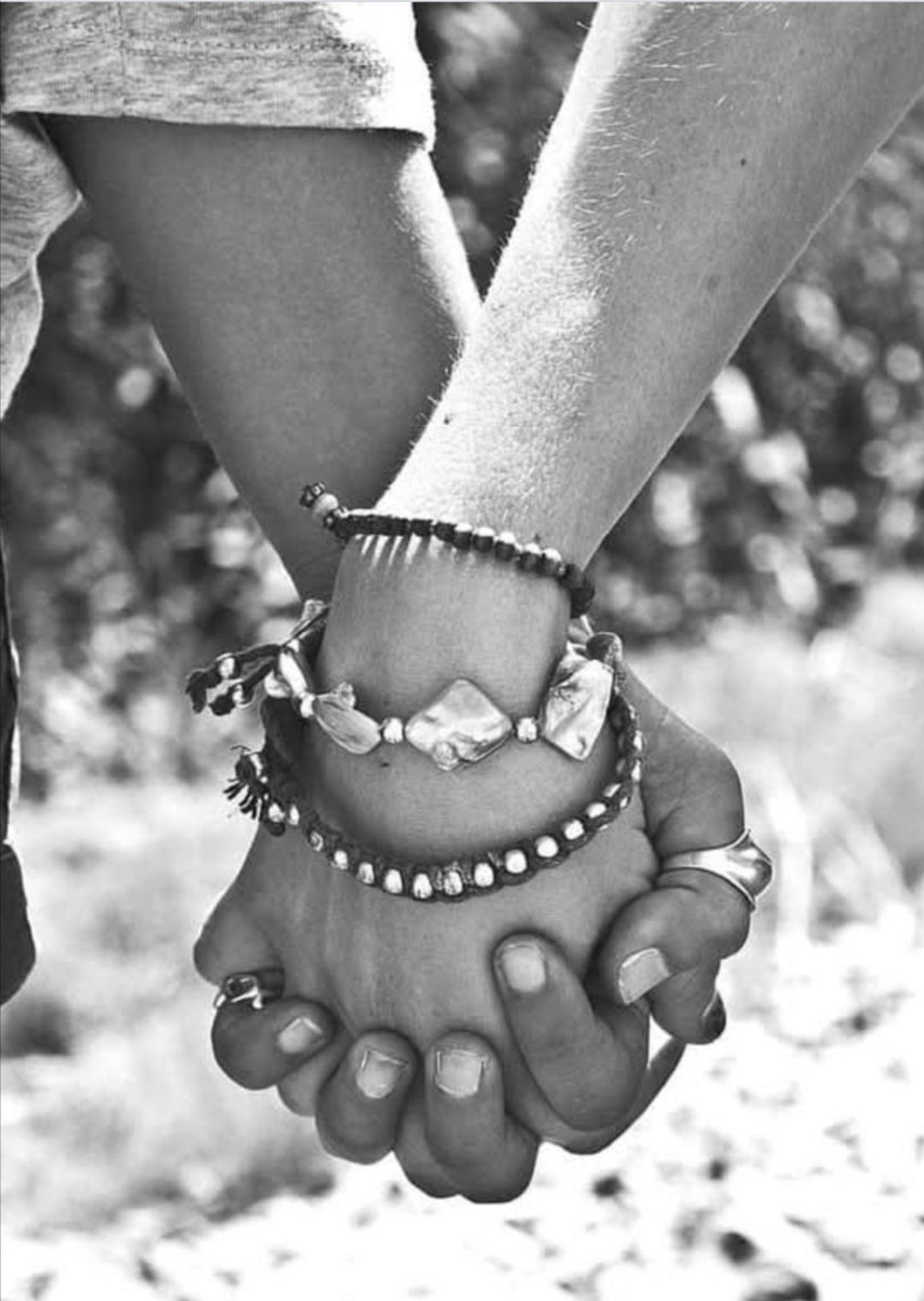 TereTorre4's tweet image. .
鉂わ笍
Los enamorados deben ser
como las manos y los ojos:
cuando duele la mano,
los ojos lloran,
y cuando los ojos lloran las manos secan las l谩grimas.