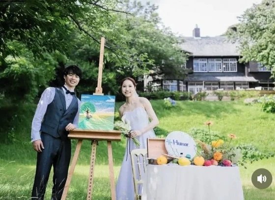 三笘薫、結婚式の貴重な写真を公開　純白ドレス姿の妻との2ショットに祝福の声「本当に素敵な夫婦」