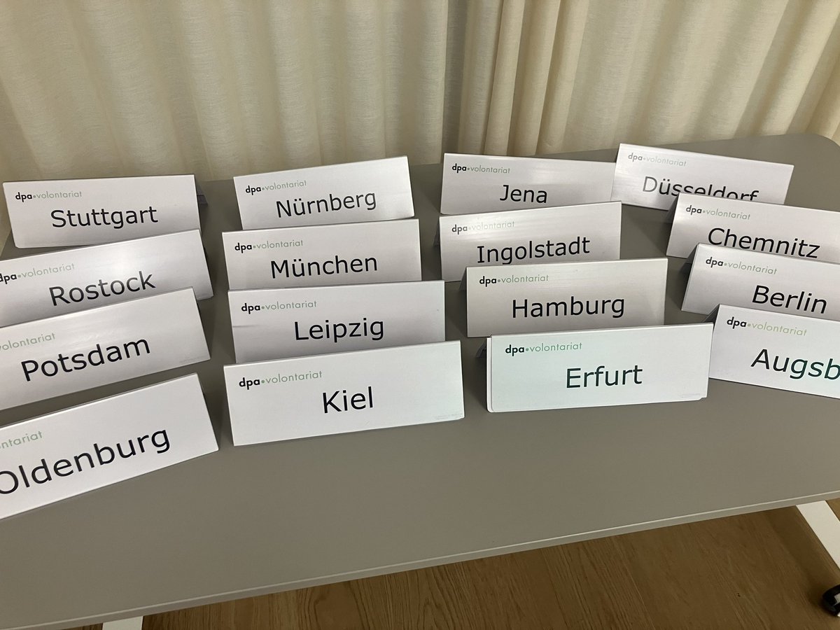 Gleich startet der #dpaVoloTag zum <a href="/dpa/">dpa</a>-Volontariat, das am 1.9. beginnt. Wir freuen uns auf den gemeinsamen Tag mit unseren 16 Kandidat/innen, von denen 5 #dpaVolo s werden können. Los geht‘s!
