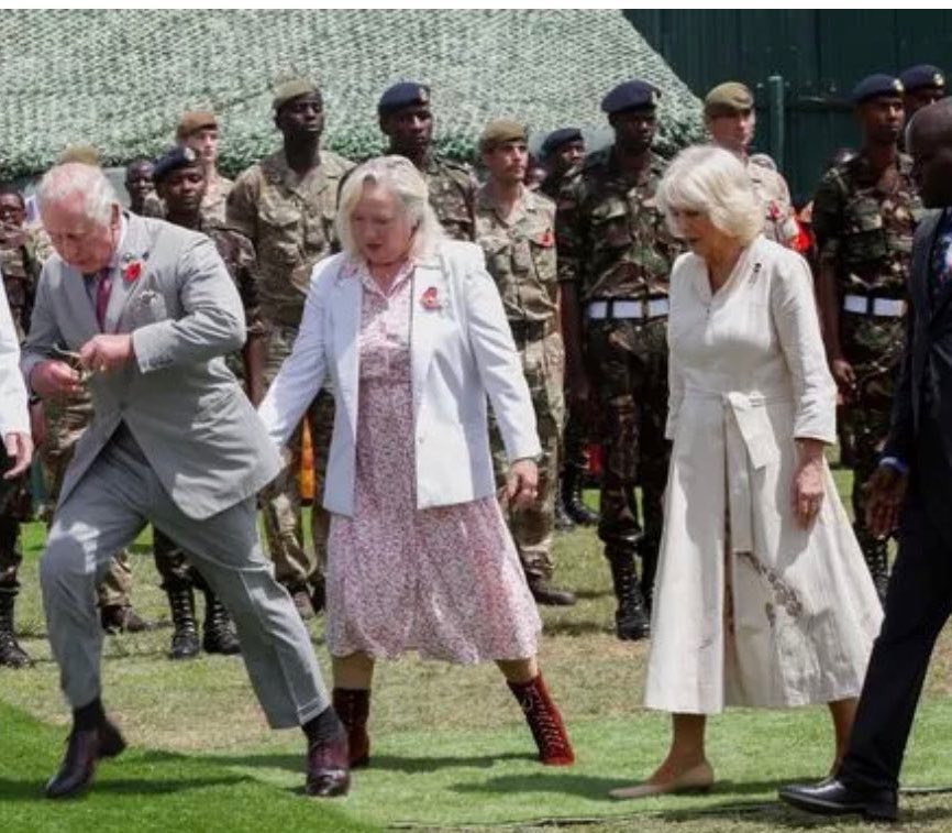 kimwild02's tweet photo. @elle_bjay The British royal family is in turmoil
Megan's jam is hurting the monarchy again
Another emergency meeting was called because of jamgate 😂😂😂 https://t.co/kRyFW9LTwj