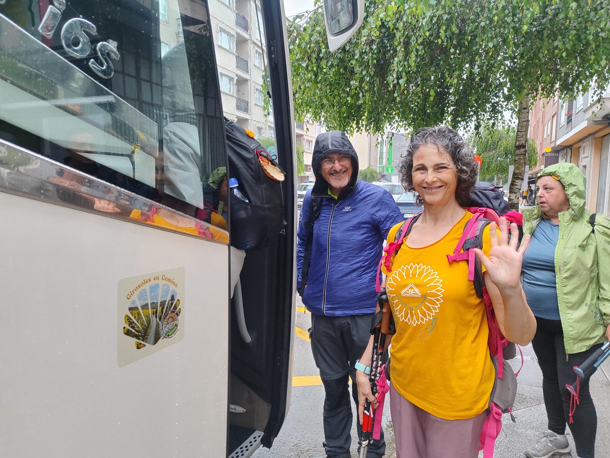 AEEsclerodermia's tweet photo. ¡Comenzando la 6ª y penúltima etapa de nuestro gran desafío de #Girasolesencamino! A pesar de la lluvia, seguimos dejando huella. Hoy visibilizamos la afectación gastrointestinal en la #esclerodermia. #verloinvisible https://t.co/zsF0gprpOo