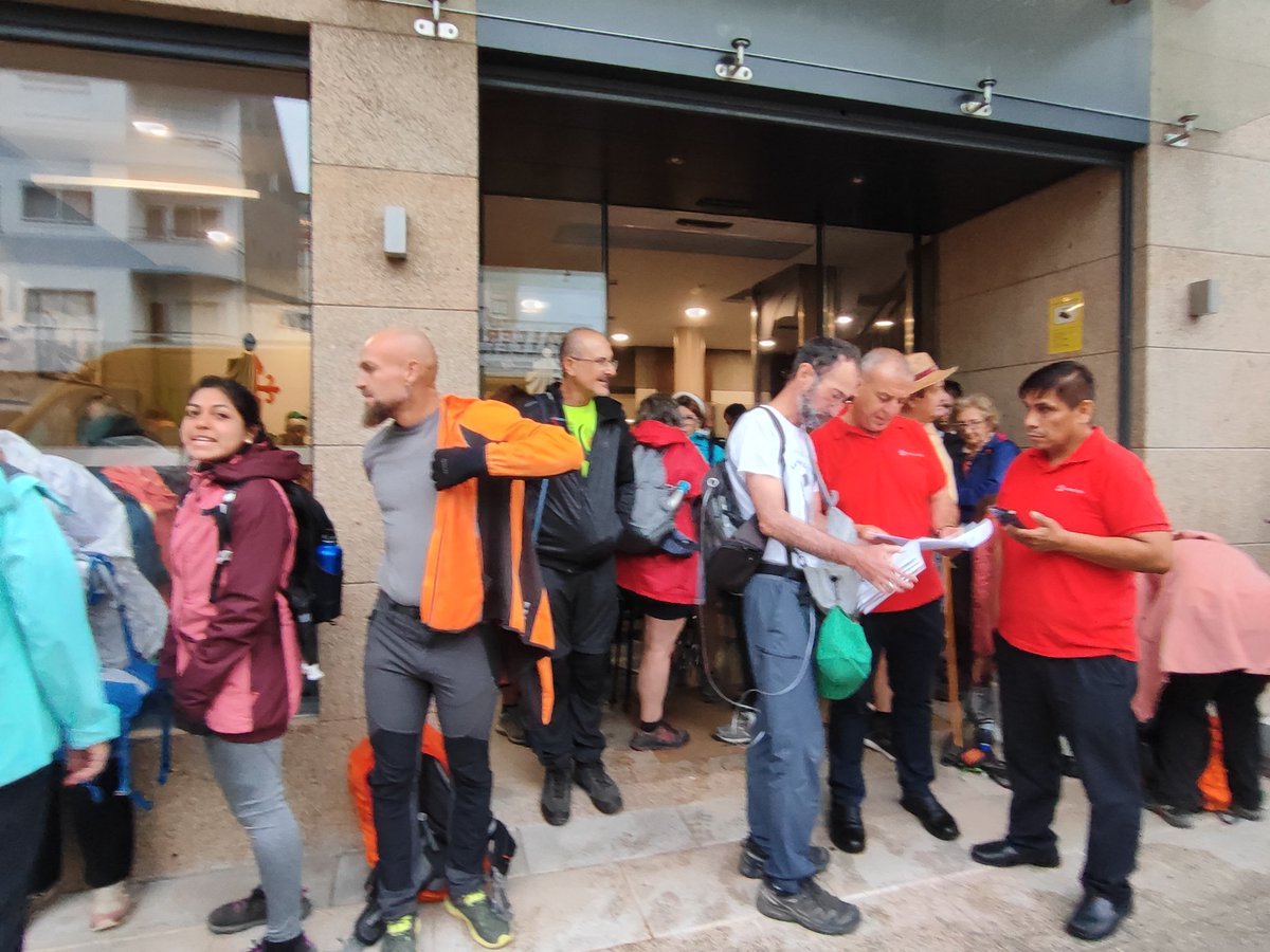 AEEsclerodermia's tweet photo. ¡Comenzando la 6ª y penúltima etapa de nuestro gran desafío de #Girasolesencamino! A pesar de la lluvia, seguimos dejando huella. Hoy visibilizamos la afectación gastrointestinal en la #esclerodermia. #verloinvisible https://t.co/zsF0gprpOo