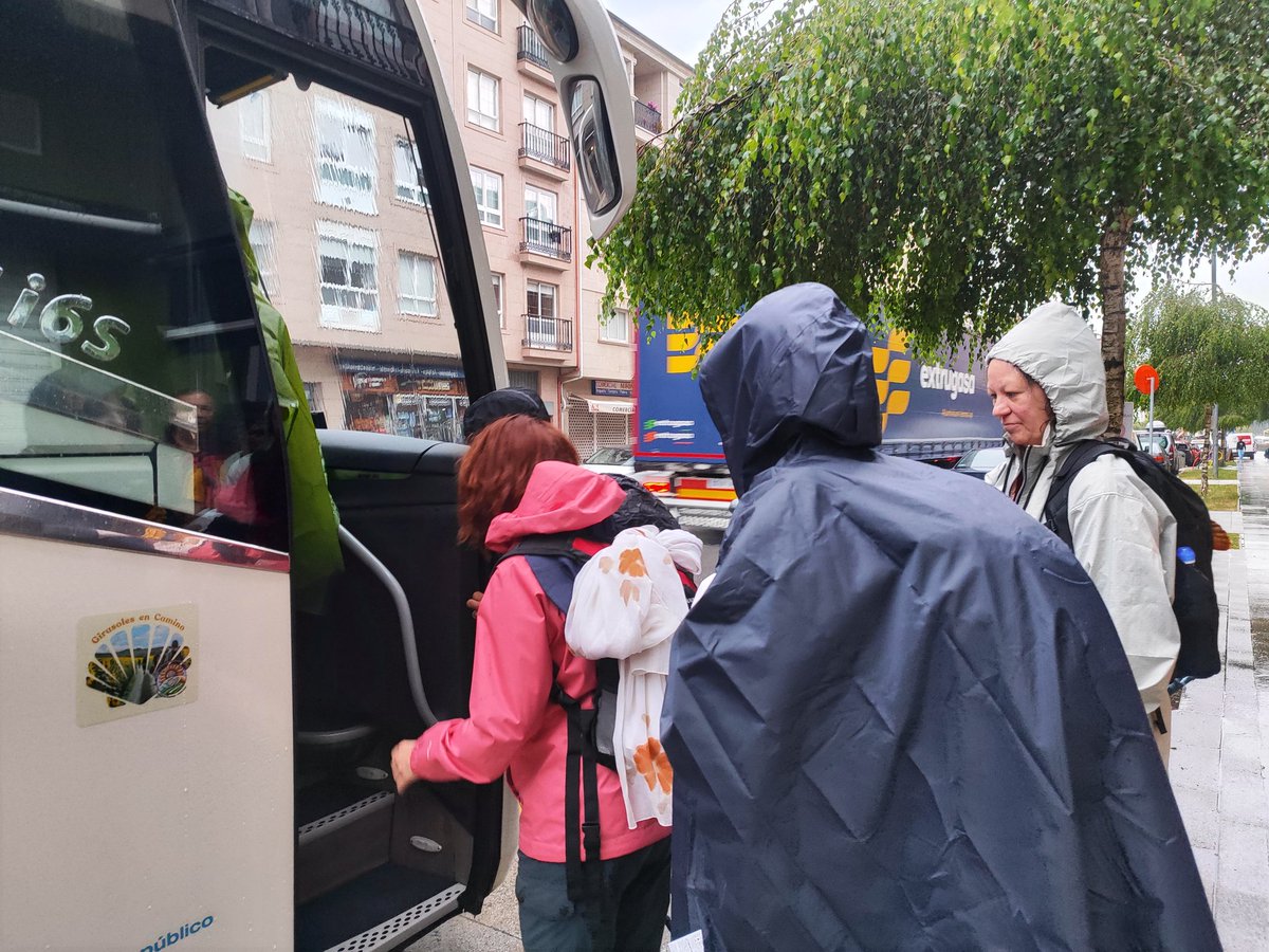 AEEsclerodermia's tweet photo. ¡Comenzando la 6ª y penúltima etapa de nuestro gran desafío de #Girasolesencamino! A pesar de la lluvia, seguimos dejando huella. Hoy visibilizamos la afectación gastrointestinal en la #esclerodermia. #verloinvisible https://t.co/zsF0gprpOo