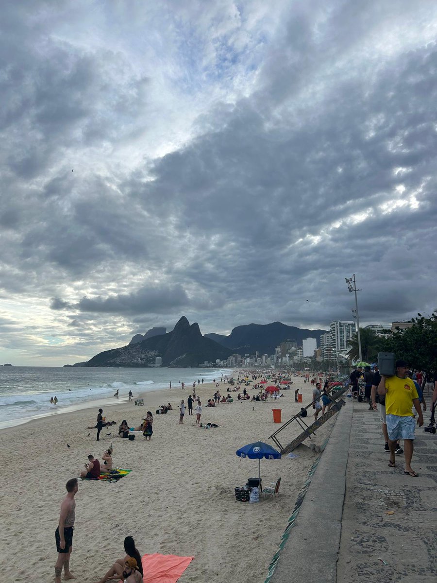 Pochi chioschi con una decina di ombrelloni e qualche sdraio, nessuno stabilimento con strutture fisse e chilometri di sabbia. Mare libero e spiaggia attrezzata con docce per tutti. Come dovrebbe essere. Ipanema, in piena Rio de Janeiro. Riprendiamoci le spiagge.