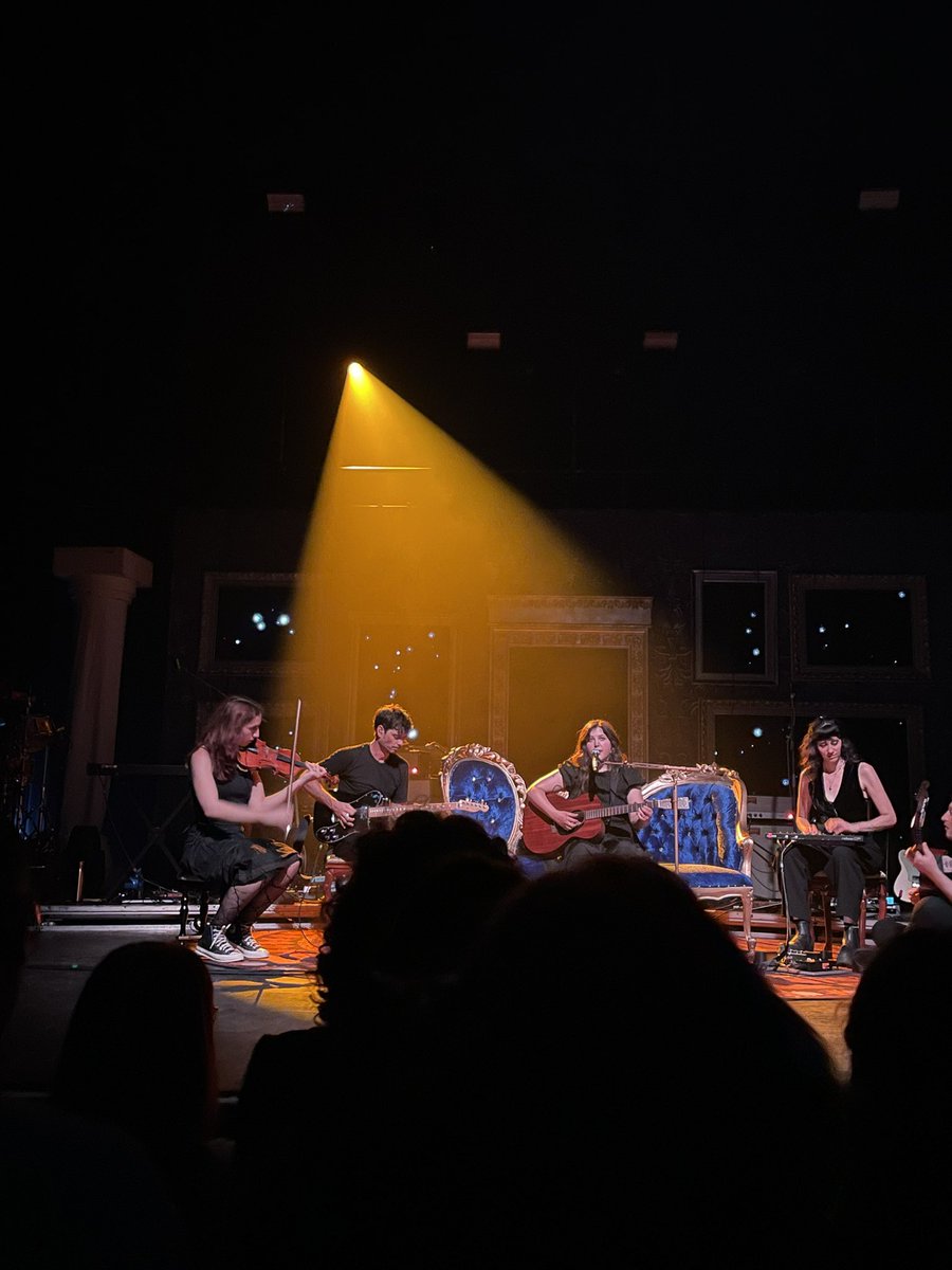 PATXX_'s tweet photo. Che abbraccio potentissimo questo concerto https://t.co/eJH2m5mbQF