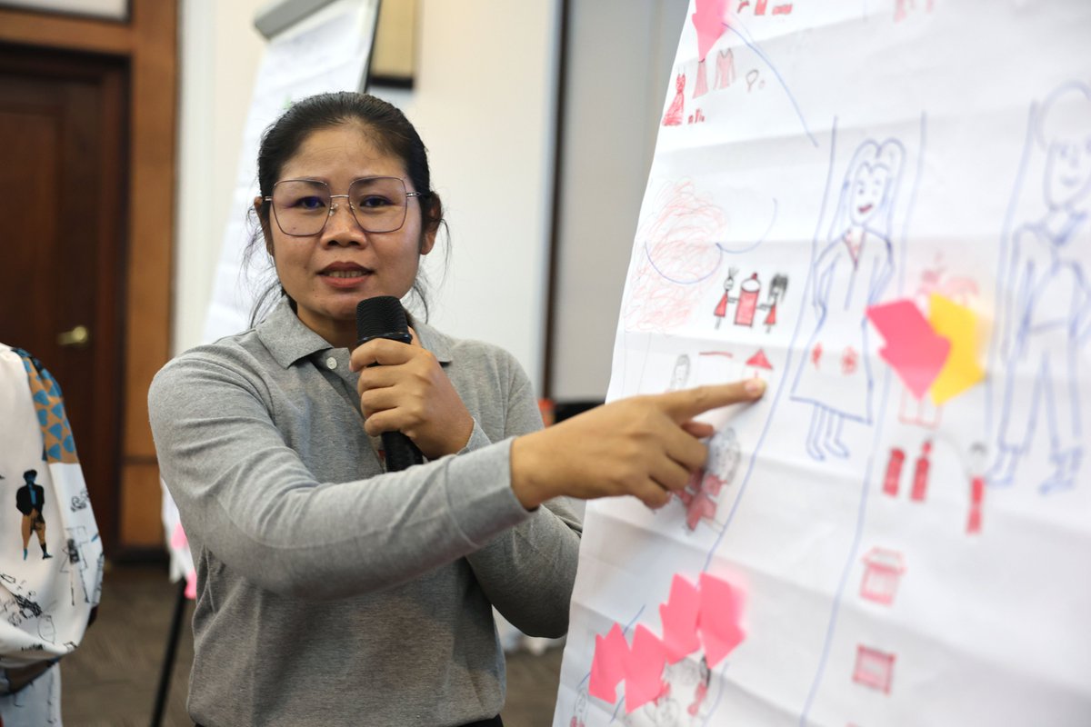 OxfamKH's tweet photo. Oxfam organized 4-day training on #GALS for members from #CommunityForestry and #CommunityProtected to promote gender equality, women’s leadership, and inclusive participation. Thanks, @irlembvietnam for the financial support. #CREFA https://t.co/UwPVygDEIJ