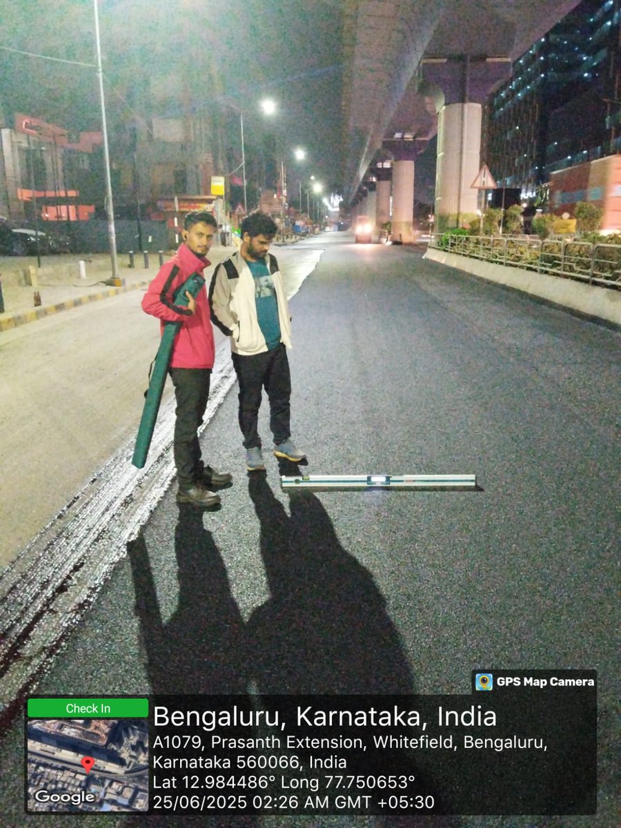 Asphalting work is being carried out at a fast pace in the Whitefield area of #Mahadevapura Zone to ensure smooth and uninterrupted flow of traffic.

#BBMP #BBMPCares #DKShivakumar #bbmpchiefcommissioner