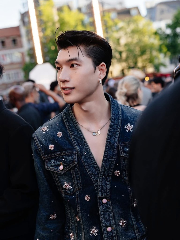 laviee48's tweet photo. @LouisVuitton @Pharrell bling like stars on his jacket!!!! Hieuthuhai in Louis Vuitton is stunning!
#LVMenSS26 #HIEUTHUHAI https://t.co/6ARrV0MphG