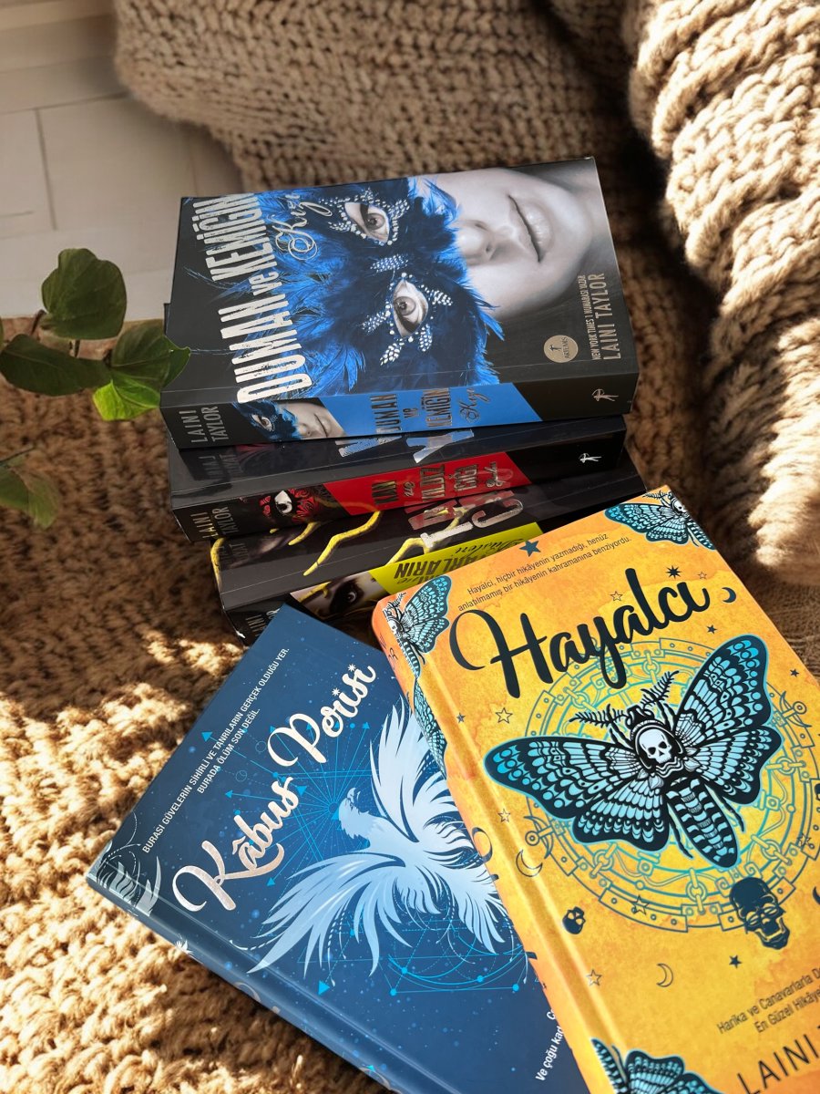 artemiskitap's tweet photo. Karşınızda Laini Taylor kitaplığı...🤩

Siz hangilerini okudunuz?🙈

#ArtemisYayınları #LainiTaylor https://t.co/wPhbY4ZML2
