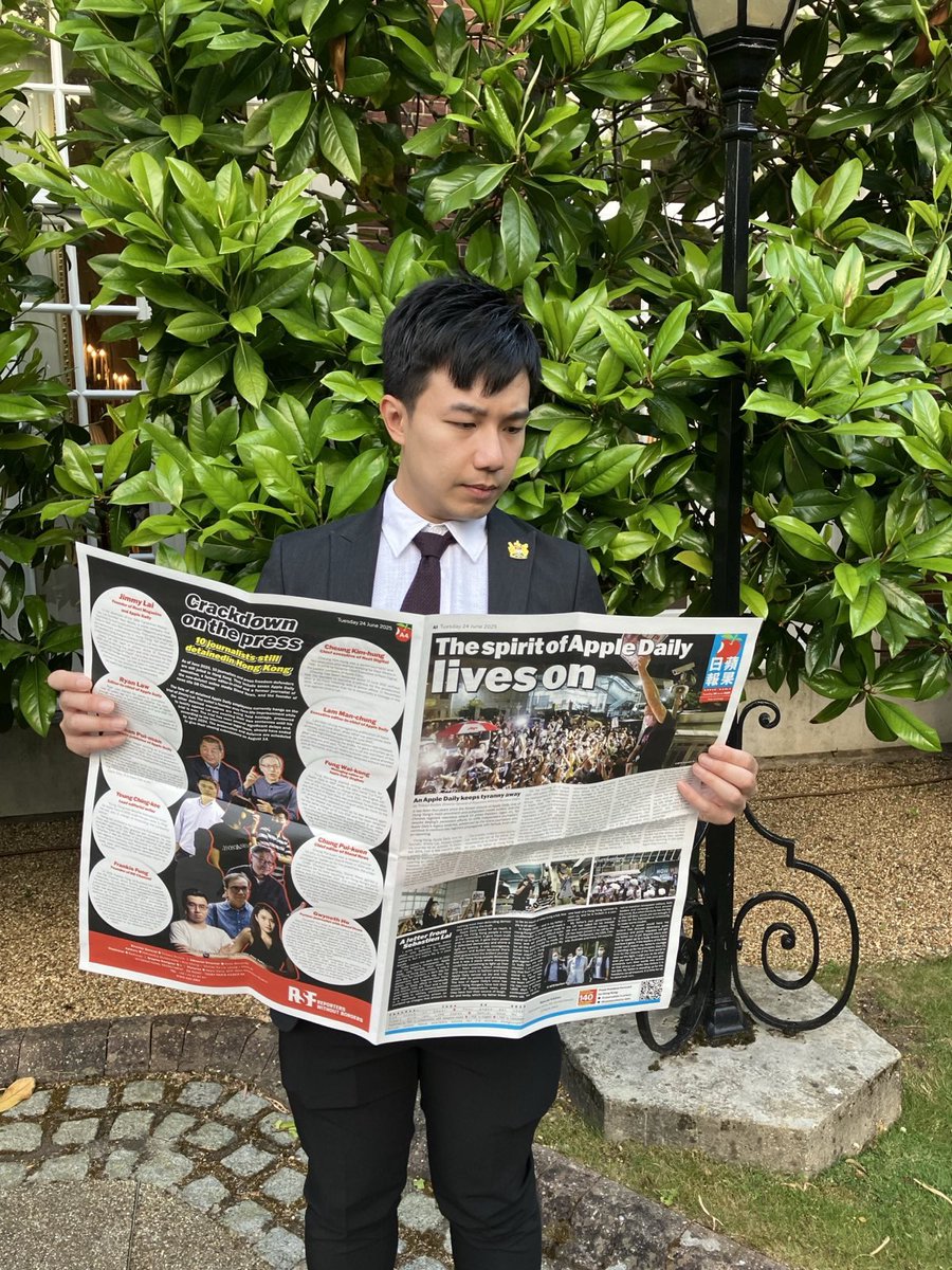 🍎As we commemorate the 4th year of a #HongKong without #AppleDaily, we celebrate <a href="/RSF_inter/">RSF</a>'s wonderful efforts to produce a special anniversary edition by sharing it with #HongKongers like <a href="/finnlau_cd/">Finn Lau 劉祖廸</a>! 

rsf.org/en/four-years-…