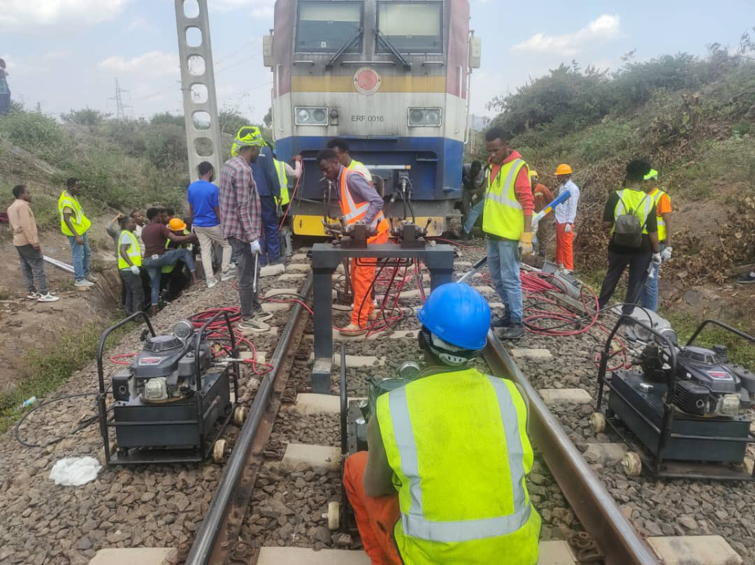 TakeleUma's tweet image. Real-World Training for Real-World Challenges!
Our Rolling Stock team doesn’t just face challenges— we rise above them.

Train Derailment Training – On the Field. No fluff. No theory. Just  pure, hardcore action.
Very Practical –Robust – Built to handle the toughest scenarios.…
