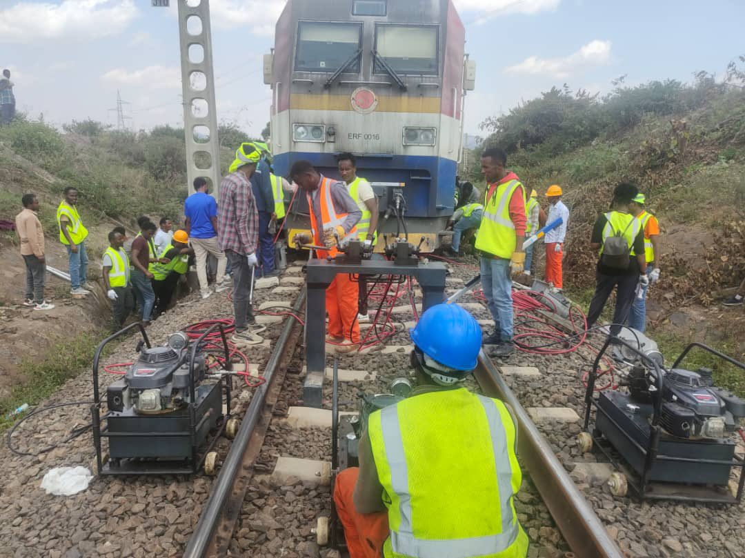 TakeleUma's tweet image. Real-World Training for Real-World Challenges!
Our Rolling Stock team doesn’t just face challenges— we rise above them.

Train Derailment Training – On the Field. No fluff. No theory. Just  pure, hardcore action.
Very Practical –Robust – Built to handle the toughest scenarios.…