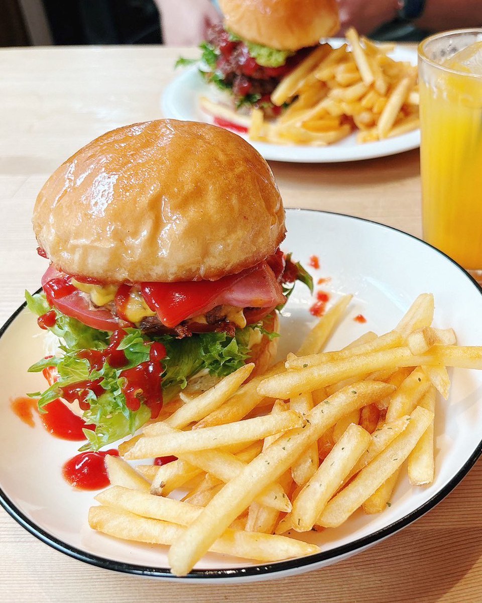 desi_code's tweet image. 🍔今日はお気に入りの
ハンバーガー屋さんへ！

学びの合間に、ちょっとひと息😌

「がんばる」も「たのしむ」も、
どっちも大事。

育児の合間や夜のスキマ時間に、
無理なく学べます♪

自分らしい働き方、
少しずつ見えてきます🌱

#デジコード #Webスクール
#オンラインスクール #子育て中の学び