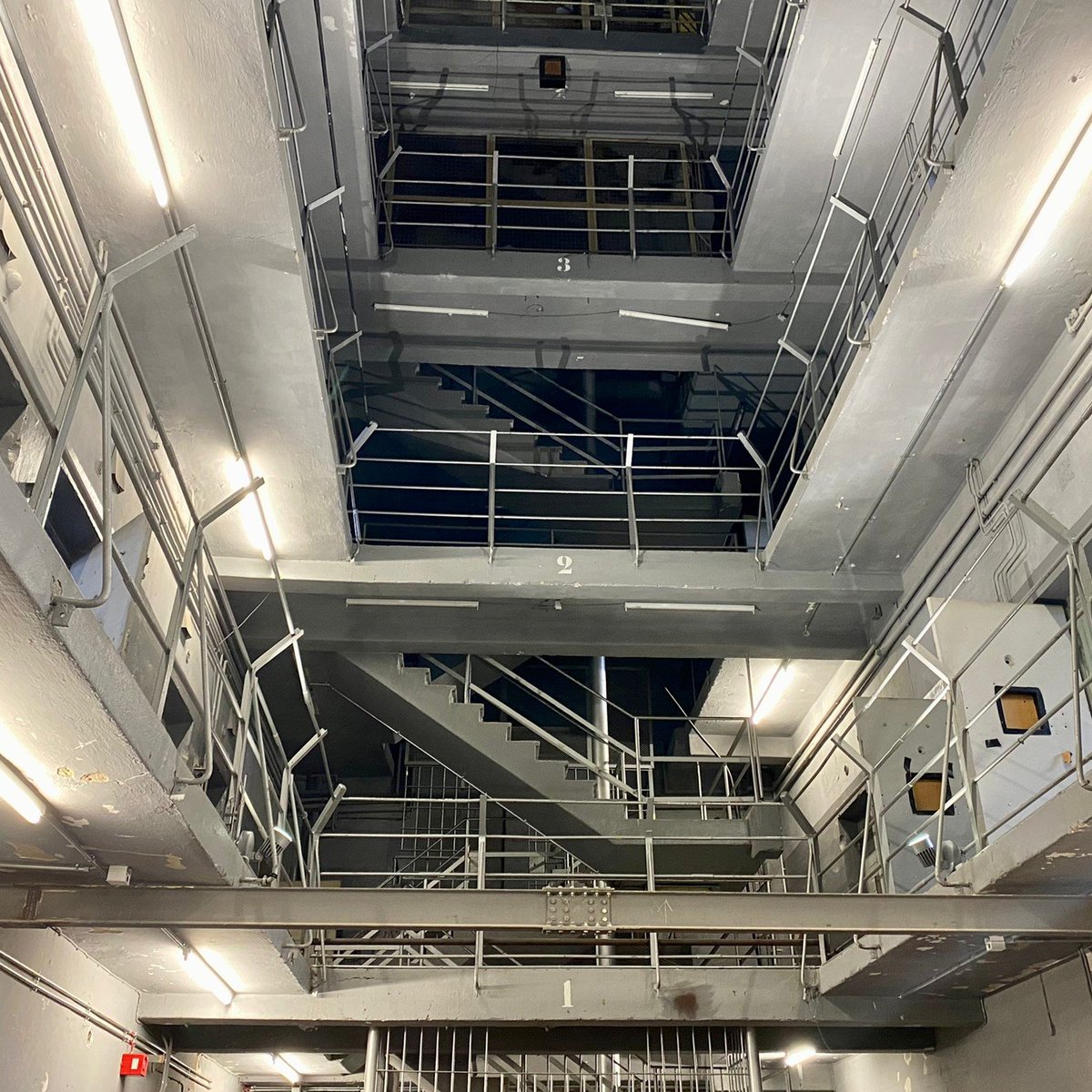 Mitten in Berlin, dennoch kaum bekannt: Das ehem. #DDR-Polizeigefängnis in der Keibelstraße. #BAB Frank Ebert bei einer Veranstaltung am Abend im Lernort <a href="/keibelstrasse/">Lernort Keibelstrasse</a>: "Der konsequente Ausbau dieses zentralen Ortes der Repression zu einem Erinnerungsort ist längst überfällig!"