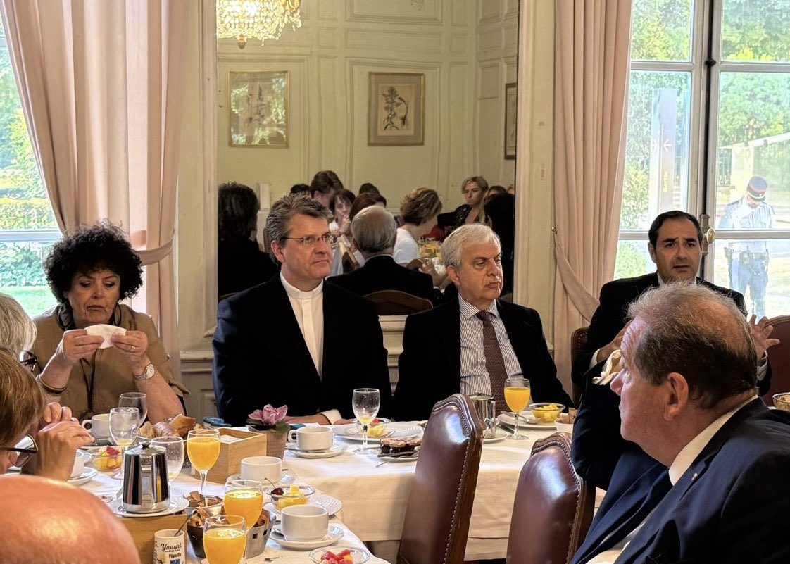 Passionnant petit-déjeuner organisé par notre ami Roger Karoutchi sur le thème du retour du religieux dans la vie publique autour du Père Laurent Stalla-Bourdillon, ancien aumônier du monde parlementaire, et Elie Korchia, Président du Consistoire de France
#DialogueInterReligieux
