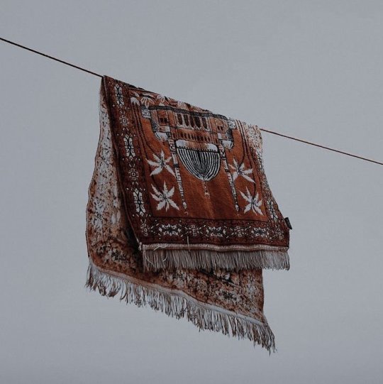 Cihânı süsleyen (Allah) bu cihânın içindedir, arayıp bulamazlar; o balık (lar) ki, denizin içindedir de denizi bilmezler.