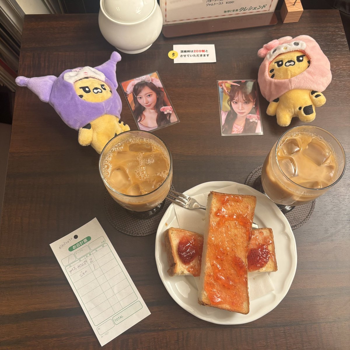 今日命日かもしれぬ、、、
死んでもいい、この空間幸せすぎる😭

さくちゃんにメニュー聞いてもらって
ユンジンが入れてくれて☕️
チェウォンが運んで来てくれた
カズハとウンチェが作ってくれた🍞
アイスカフェオレとトーストです🥹🤍ᩚ🤍ᩚ

 #LE_SSERAFIM  #クレシェンド