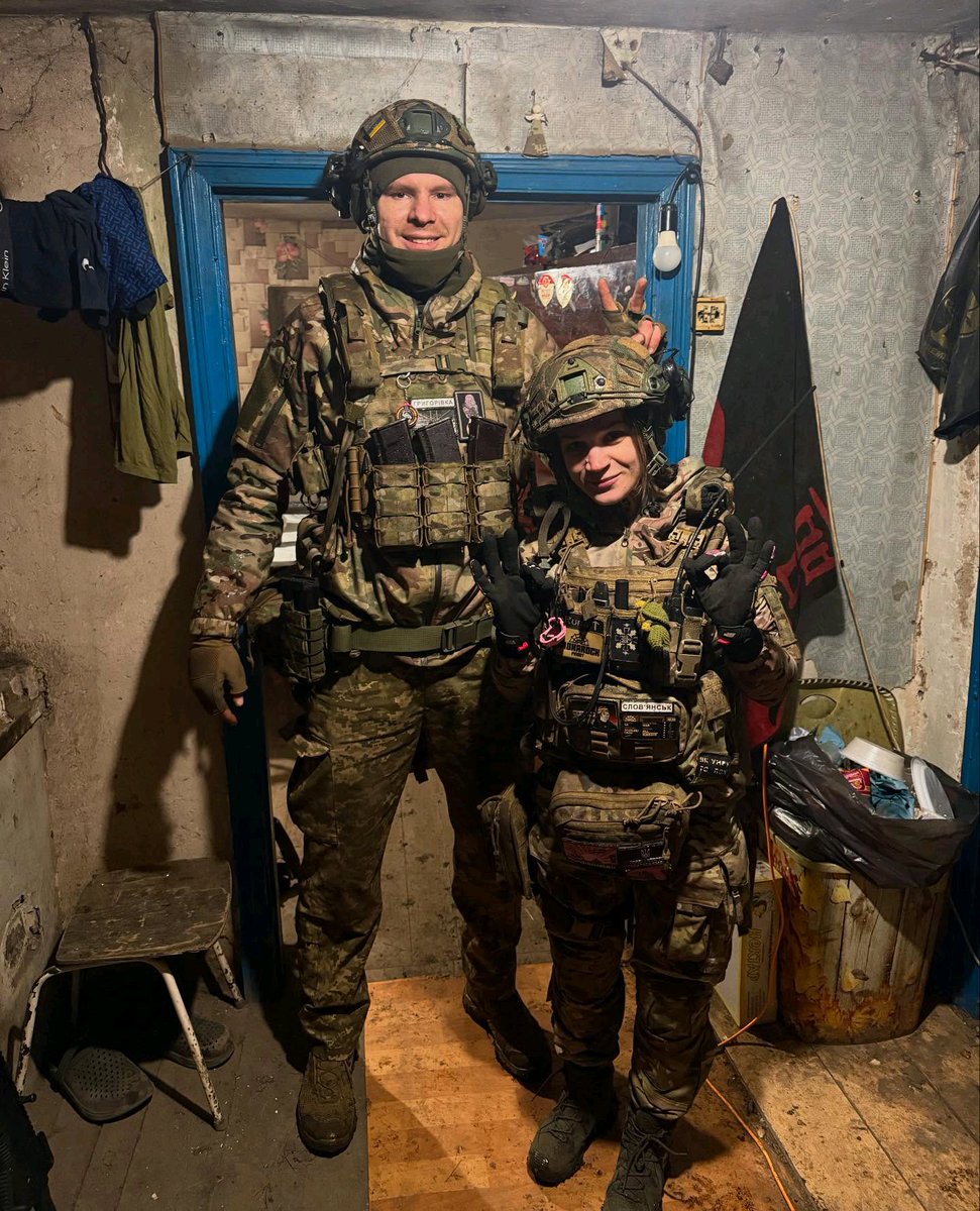 На фото мій високий побратим, позивний «Золотий»💪
Про нього я б також писала книжку. Колись.