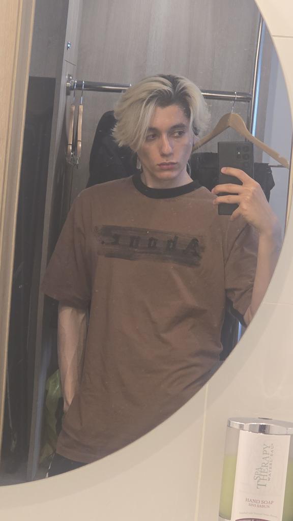 Thannakee's tweet photo. Asked the hairdresser for the xqc cut https://t.co/cjPWUrwhhu