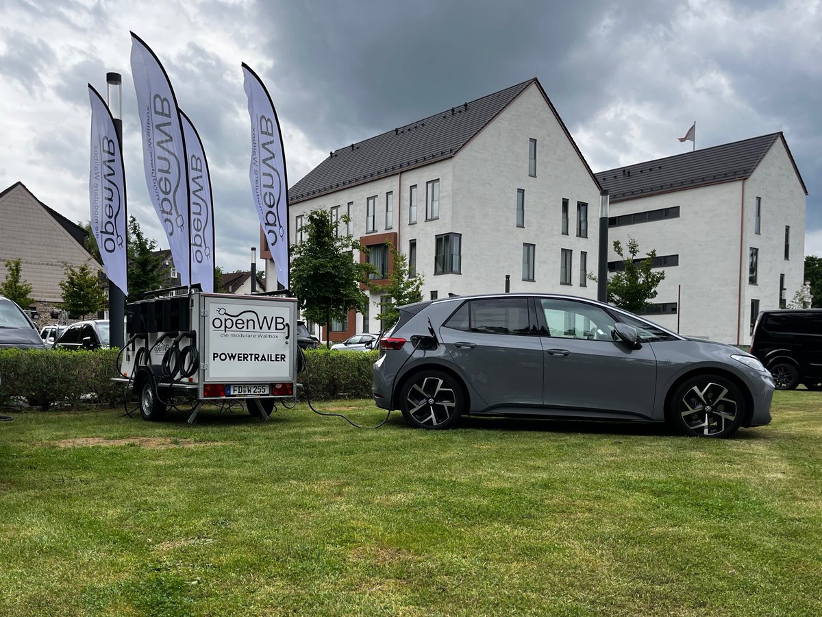 wb_open's tweet photo. Das GCOTY-Testevent in Alsfeld ist in vollem Gange und wir freuen uns, mit unserem POWERTRAILER Teil davon zu sein! 🙂⚡️ #gcoty #openwb #powertrailer https://t.co/jLz4KokFU6