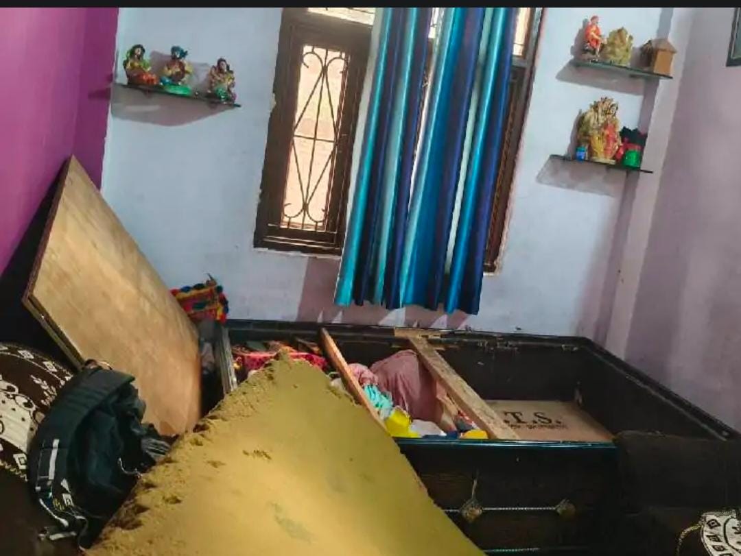 MasterRj31's tweet photo. कहां जा रहा है हमारा समाज कानपुर में कक्षा 12 में पढ़ने वाले एक लड़के ने अपने ही माँ को गला दबाकर बेड में बंद कर दिया गया, जिससे इलाज के दौरान उसकी मौत हो सकती है 😞 https://t.co/5mb0ly2CNx