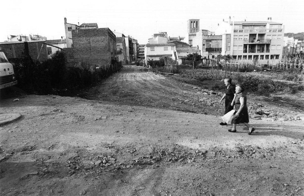 Diari Girona Notícies (@gironanoticies) on Twitter photo Tal dia com avui del 1984 s'enderroca un garatge per tal de dur a terme les obres de prolongació del carrer Baldiri Reixac fins a l'edifici de les Cent Llars #Girona <a href="/quimnadal/">Joaquim Nadal</a> Tal dia com avui del 1984 s'enderroca un garatge per tal de dur a terme les obres de prolongació del carrer Baldiri Reixac fins a l'edifici de les Cent Llars #Girona <a href="/quimnadal/">Joaquim Nadal</a>