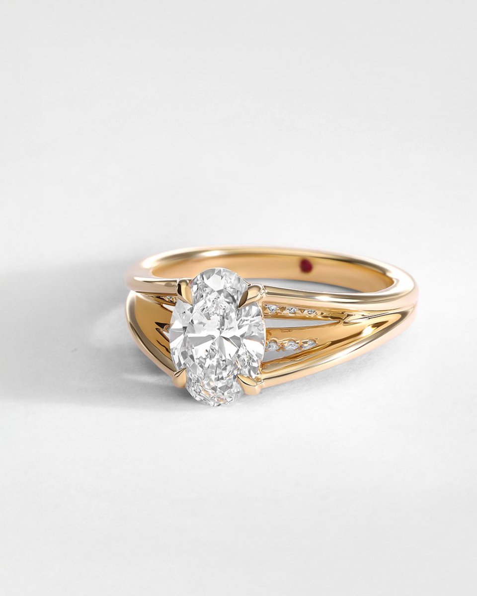 This bespoke design features a double-layered split band in 18ct yellow gold. The 1.50ct oval diamond is majestic and super secure, and the substantial band creates a bold look on the hand 💫

#bespokejewellery #goldring #diamonddesign