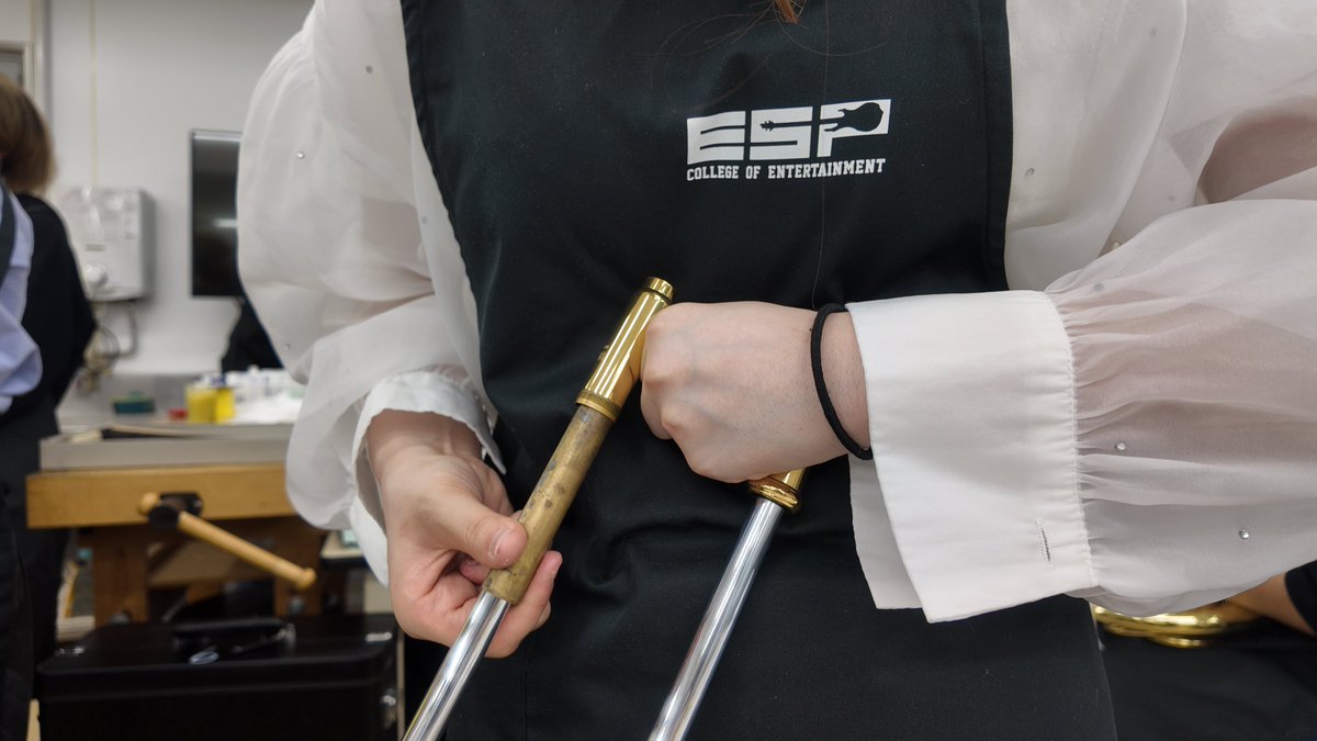 esp_windrepair's tweet photo. トロンボーンのメンテナンス実習👀
意外と力の必要な作業です💪
#専門学校 #ESP学園 #管楽器リペア科 https://t.co/LoX3NbKR0o
