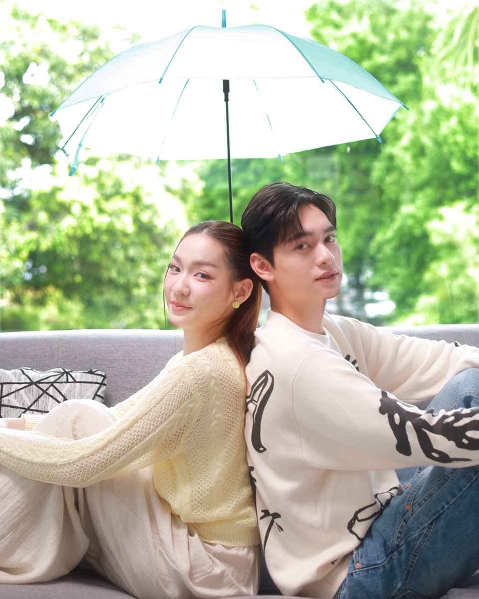 TalkinTrend's tweet photo. “Prim (ปริม)”  ส่งเพลงใหม่ ‘ร่มคันนั้น (Crush on you)’ สดใสสุดละมุน ได้พระเอกหนุ่ม “ก้าวหน้า” เติมความชุ่มฉ่ำให้หัวใจในเอ็มวี
 #ร่มคันนั้น_CrushOnYou  #PrimParnchanok  #kaownah  #projext52 #whizmusic   #p52missingbox

ฝนนี้จะไม่หม่นหมอง...ดาวรุ่งสาวเสียงใสมากความสามารถ Prim (ปริม) - ปานชนก พฤกษาทร ส่งซิงเกิลใหม่สุดสดใส “ร่มคันนั้น (Crush on you)” บอกเล่าโมเมนต์ของคนแอบรัก แนวดนตรี Synth Pop  ซาวด์ทันสมัยแต่ยังคงความละมุนละไม ที่ทำให้ทุกครั้งที่ฟังเหมือนได้รับพลังงานความสุขซึมเข้าสู่หัวใจ
โดย Prim (ปริม) คือนักร้องสาวมากความสามารถที่การันตีคุณภาพจากการผ่านเวทีประกวดระดับประเทศมาแล้วมากมาย อาทิ The Golden Singer, The Voice Kids Thailand 2019, The Classette และยังเคยคว้ารางวัล 1 เหรียญเงิน และ 3 เหรียญทองแดงจากการแข่งขันร้องเพลงระดับโลก World Championships of Performing Arts 2018 ที่ประเทศสหรัฐอเมริกา รวมถึงรางวัลในระดับประเทศอีกมากมาย ทำให้ปริมกลายเป็นหนึ่งในนักร้องดาวรุ่งที่น่าจับตามองมากที่สุดของวงการเพลงไทย  โดยในปี 2024 “ปริม”ได้มีโอกาสร่วมเป็นส่วนหนึ่งของ Projext52 กับซิงเกิล “เส้นขนาน” ที่เปิดโอกาสให้เธอได้โชว์ทักษะการร้องเพลงและพลังเสียงอันน่าทึ่ง จนเริ่มเป็นที่รู้จักในวงกว้างมากขึ้น
ล่าสุด กับเพลง  “ร่มคันนั้น (Crush on you)” ในแนวเพลง Synth Pop ที่มีซาวด์ดีไซน์ทันสมัยแต่ฟังง่ายพร้อมกับจังหวะเพลงน่ารักๆที่เผยให้เห็นมุมที่สดใสสมวัยของ Prim (ปริม) กับเนื้อหาที่ต้อนรับความชุ่มชื่นเปลี่ยนบรรยากาศความมืดครึ้มของท้องฟ้าในช่วงเวลาที่ฝนตกให้รู้สึกถึงความสดใสในหัวใจ เมื่อได้คิดถึงใครสักคนที่แอบรักแอบชอบอยู่ ด้านมิวสิกวิดีโอเพลงนี้ ยังได้ “ก้าวหน้า” นักแสดงหนุ่มหล่อมาร่วมแสดงประกบ Prim (ปริม) ถ่ายทอดเรื่องราวใน MV ได้อย่างลงตัว ทั้งภาพและบรรยากาศเต็มไปด้วยความน่ารักและอบอุ่นหัวใจอีกด้วย
ปริม กล่าวว่า “เพลงนี้ปริมอยากให้ทุกคนได้ฟังแล้วรู้สึกยิ้มตาม เหมือนเวลาเราแอบชอบใครแล้วแค่ได้เห็นเขาแม้ในวันที่ฝนพรำก็ทำให้วันนั้นสดใสขึ้นมาได้เลยค่ะ เป็นเพลงที่ตั้งใจใส่ความรู้สึกจริงๆ ลงไปทุกคำ ทุกท่อน หวังว่าทุกคนจะรับรู้ถึงความสุขเล็กๆ ที่ปริมอยากส่งให้ผ่านเสียงเพลงนะคะ อยากฝากให้ติดตามกัน”
สามารถติดตามฟังและชม Music Video เพลง ร่มคันนั้น(Crush on you)  ของ Prim (ปริม) ที่ YouTube : Projext52 
 
“ร่มคันนั้น(Crush on you)” OFFICIAL MV : https://t.co/JEYlWArKWh  
ติดตามความเคลื่อนไหวของ "Prim (ปริม)" ได้ทาง  Official ทุกแพลตฟอร์ม Facebook - Prim Parnchanok IG - prim_parnchanok TikTok - Prim Parnchanok