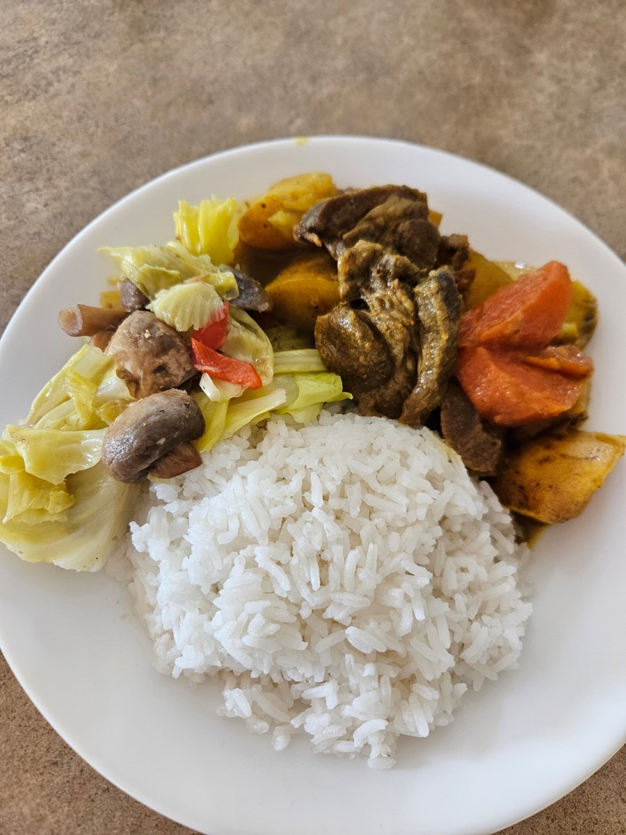 SoonLeeNZ's tweet photo. Rice. Lamb curry with lamb pieces, carrot, potato. Stirfry of cabbage, mushroom, red chilli, ginger. #cookingDiary #kai #food🍜 🍽️ https://t.co/PnKjdA1aql