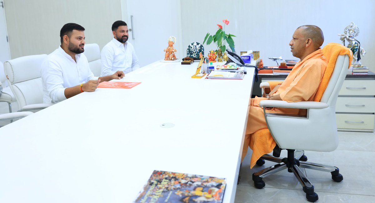 KaranBhushanSi1's tweet photo. आज लखनऊ  5-कालीदास मार्ग स्थित मुख्यमंत्री आवास पर माननीय मुख्यमंत्री श्री @myogiadityanath जी से शिष्टाचार भेंट कर मार्गदर्शन एवं आशीर्वाद प्राप्त किया ।
इस अवसर पर मेरे अभिन्न साथी - सहयोगी उत्तराखंड कुश्ती संघ अध्यक्ष श्री अंकित त्यागी जी भी उपस्थित रहे । https://t.co/1xb7FuuUMR