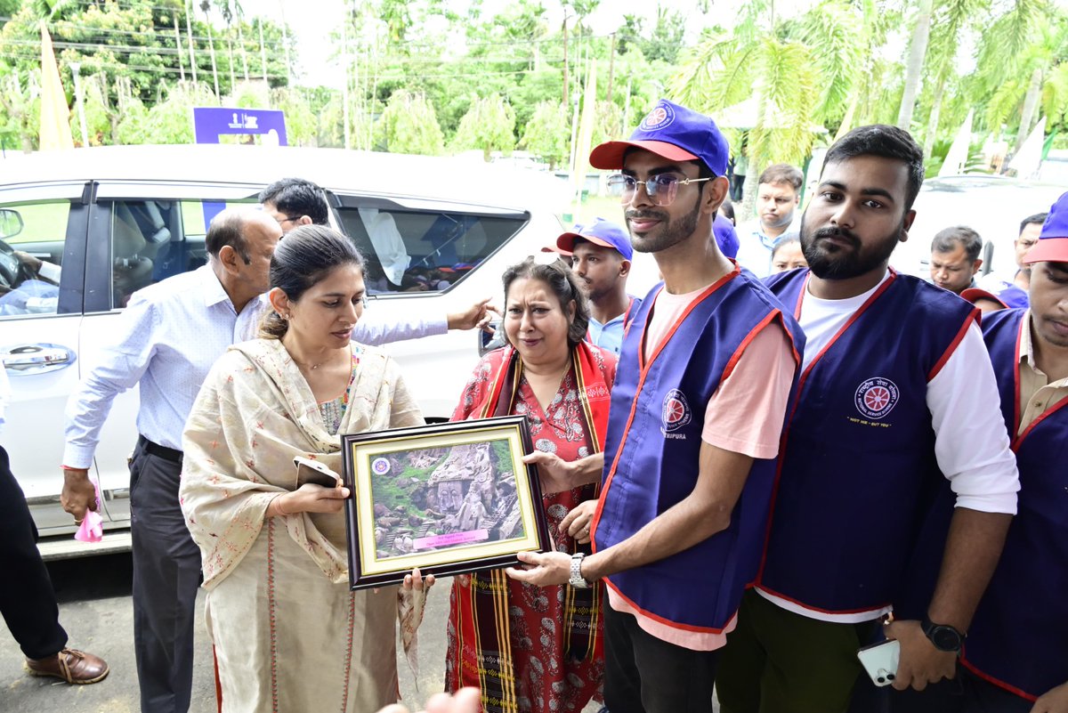 It was an honour to be welcomed by Hon'ble Minister Shri Tinku Roy ji, Youth Affairs &amp; Sports, MP Smt.Kriti Devi Debbarman ji &amp; the DM Unakoti! Today was made even more special by meeting the incredible NSS students. 1/2