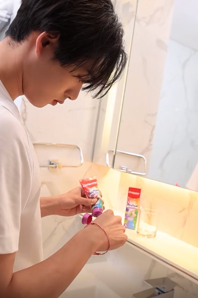 suphaforjkp's tweet photo. Was grocery shopping and I saw the #williamest toothpaste — of course I got it 😂

#ColgateTH @ColgateTh #ColgateMaxFreshRainbow https://t.co/xfB2aKgVna