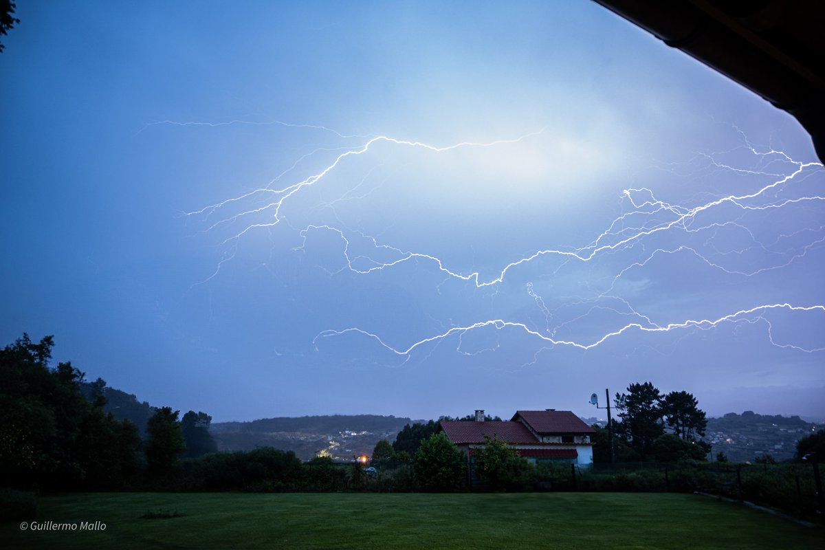 Tormentas eléctricas esta madrugada en Betanzos A Coruña.

<a href="/tiempobrasero/">Tutiempo</a> <a href="/ElTiempoA3/">El Tiempo de Antena 3</a> <a href="/OTempoTVG/">O Tempo TVG</a> <a href="/MeteoGalicia/">MeteoGalicia</a> <a href="/AEMET_Esp/">AEMET</a> <a href="/ElTiempo_tve/">El Tiempo en TVE</a> <a href="/vozcoruna/">La Voz de A Coruña</a> <a href="/vozcoruna2/">vozcoruna</a> <a href="/quincemil15000/">Quincemil</a>