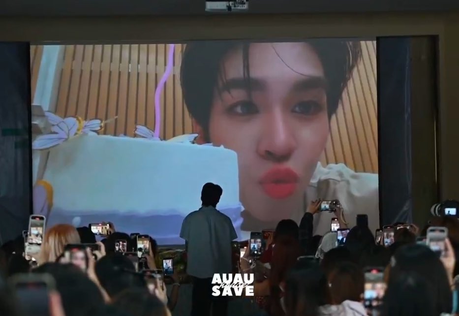 “คนๆนี้รักเธอมากกว่าผู้ใด” 

มีน้ำตากับสิ่งนี้มากๆ ไม่ว่าจะทำอะไรอยู่ไหนก็ยังจะมีกันอยู่ตลอด เขารักของเขามากจริงๆ
รักในความสัมพันธ์ของอู๋เซฟมากๆ คอยอยู่ข้างกันอยู่เป่าเค้กด้วยกันทุกปีเลยนะ 🫂🦋🐱🤍

With Save Always 
#SaveMakeMeritDay2025
  #auausave