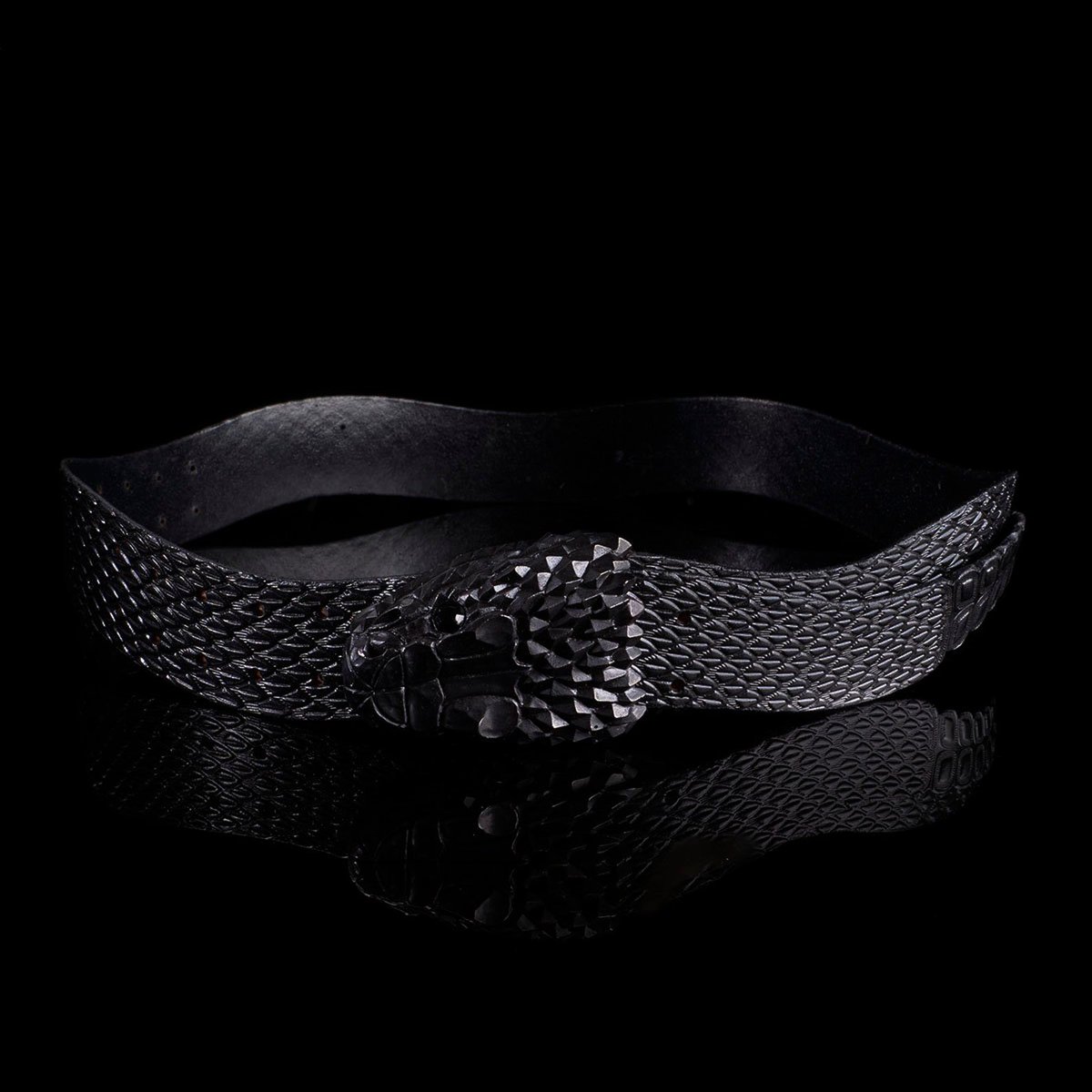 Bowtiedino's tweet photo. I had personally never seen the back of Crowley’s belt. You can actually buy it and the attention to detail is amazing. 

📎: https://t.co/keUwZeAXsi https://t.co/BuP8aZiVe3