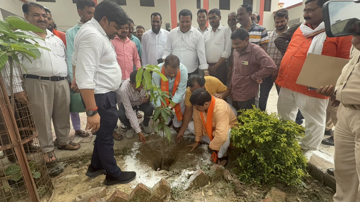 आज डुमरियागंज तहसील परिसर में आयोजित राष्ट्रीय आपातकाल स्मृति दिवस कार्यक्रम में मुख्य अतिथि के रूप में सम्मिलित होकर, कांग्रेस द्वारा थोपे गए आपातकाल के 50 वर्ष पूरे होने पर उस काले अध्याय की याद में आयोजित प्रदर्शनी का अवलोकन किया तथा परिसर में वृक्षारोपण लिया।