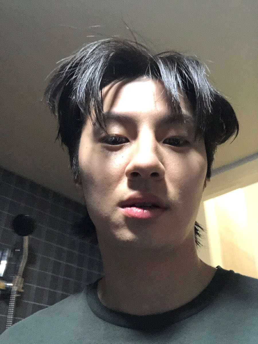 아니 대체이게 무슨 셀카임