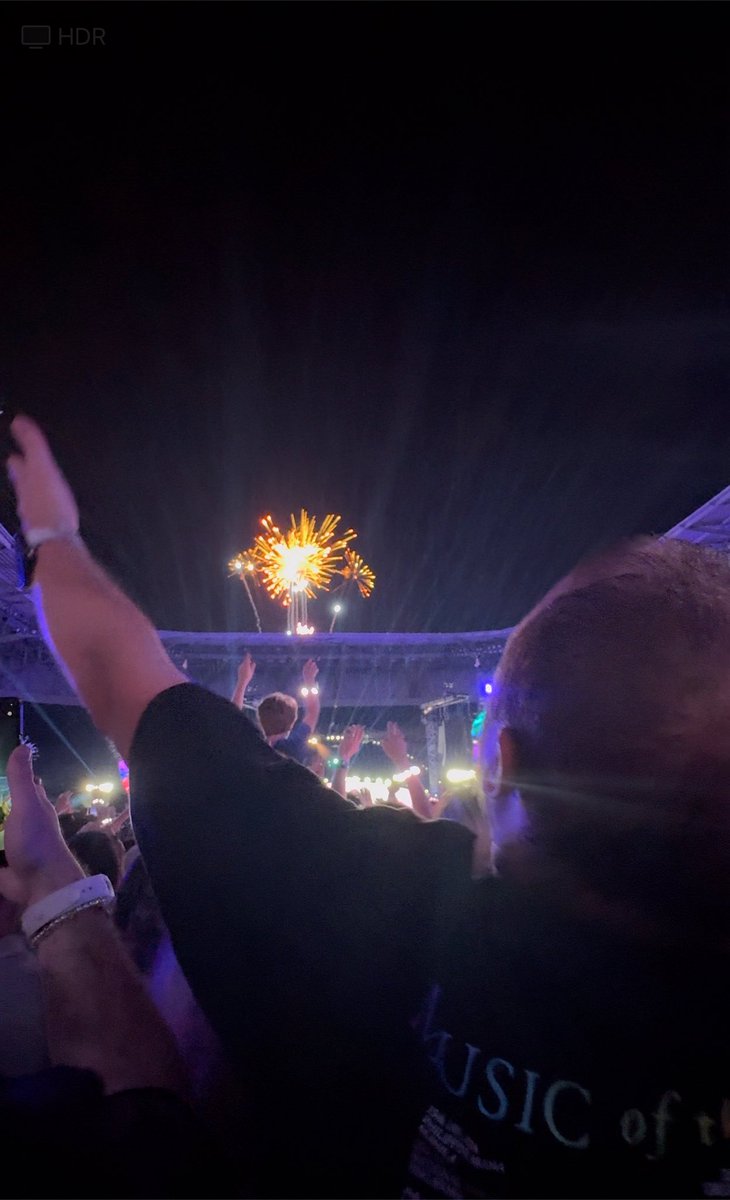 asfos2506's tweet photo. 1 year ago ✨💫🌔🌝 … #ColdplayLyon #MOTSWT #Coldplay https://t.co/9YbHt5LiRi