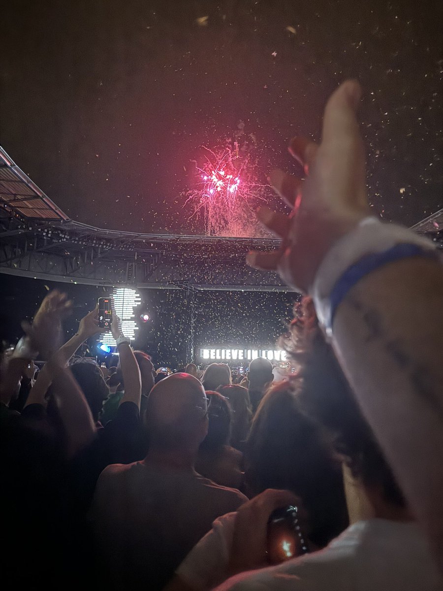 asfos2506's tweet photo. 1 year ago ✨💫🌔🌝 … #ColdplayLyon #MOTSWT #Coldplay https://t.co/9YbHt5LiRi