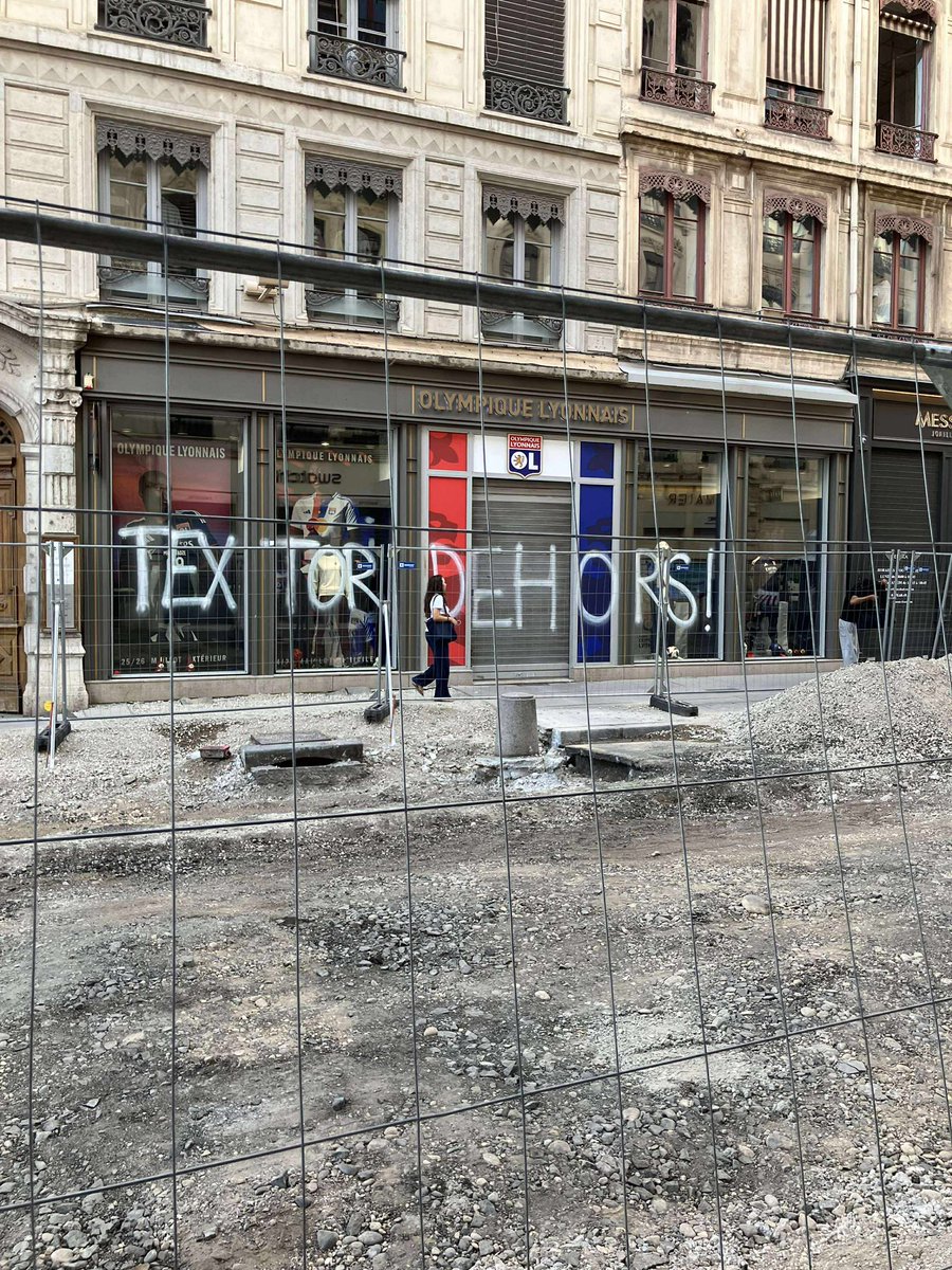🔴« Textor dehors » : la boutique de l’OL, située en centre-ville de #Lyon, taguée 

📸 Albinch 

#OL #TeamOL #Ligue2 #OlympiqueLyonnais