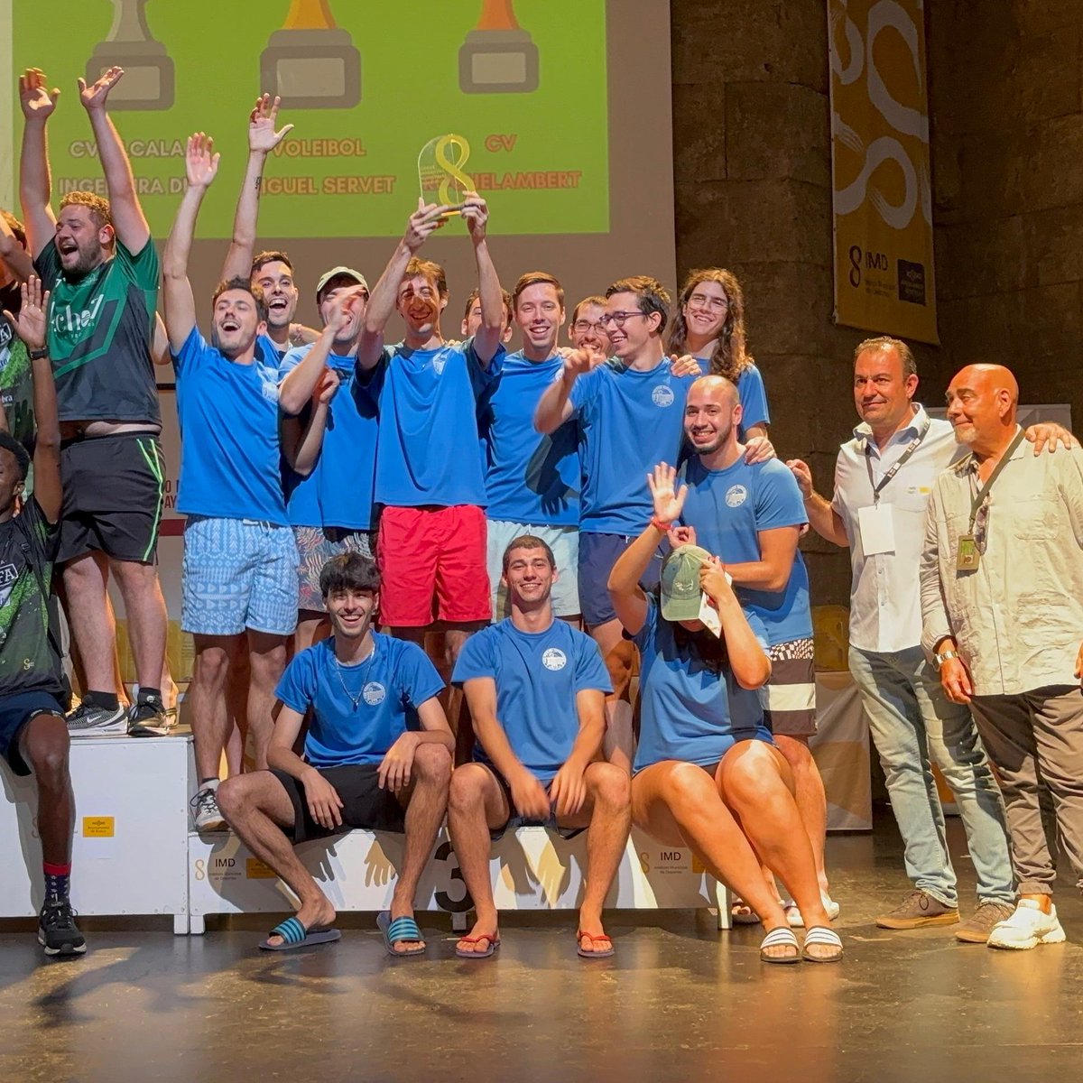 🌟 Que no es el premio.
Es el abrazo, la sonrisa, el estar juntos y disfrutar como equipo.
Es la forma en la que celebramos cada paso, unidos, como familia.
Gracias al <a href="/IMDSevilla/">IMD Sevilla</a>  por volver a hacerlo posible.
💙 #ElSueñoAzul #EscuelaCVR #VoleibolConValores #VoleibolenSevilla