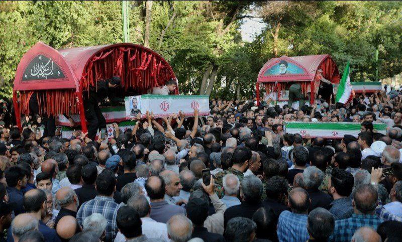 Cortège funèbre dans la ville d'Isfahan pour les 11 martyrs tués lors de l'agression israélienne contre le pays.