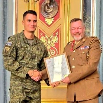 <a href="/KSF_Kosova/">Kosova Security Force GS</a>🇽🇰 Staff Sergeant Berisha won the "Comera Cup" 🏆 for being the top student🥇on the <a href="/BritishArmy/">British Army 🇬🇧</a>🇬🇧 International Ammunition Technicians' Course 💣👏🏼!

He returns to #Kosovo skilled in all types of ammunition 🚀, its storage 🏬, and disposal 💥.