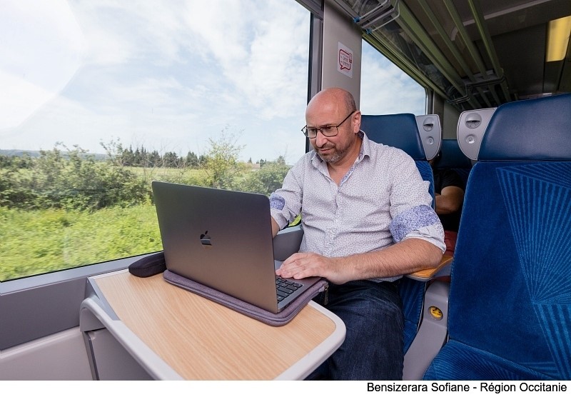 Occitanie's tweet photo. L'#Occitanie donne de la voix pour sauver nos voyages en train 📢
➕ de 19 000 personnes ont déjà signé la pétition pour préserver chaque km de voie ferrée dans nos territoires
✊
La mobilisation se poursuit ❗️
Chaque signature compte 👉https://t.co/uJQuwpP7rl
_
#TrainsOccitanie https://t.co/S9lIRgLAOY